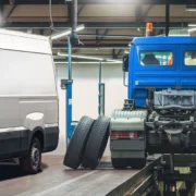 Foto zeigt Sprinterheck und LKW in Werkstatthalle