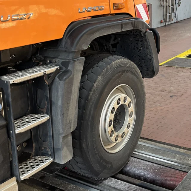 Foto zeigt Unimog auf Bremsenprüfstand
