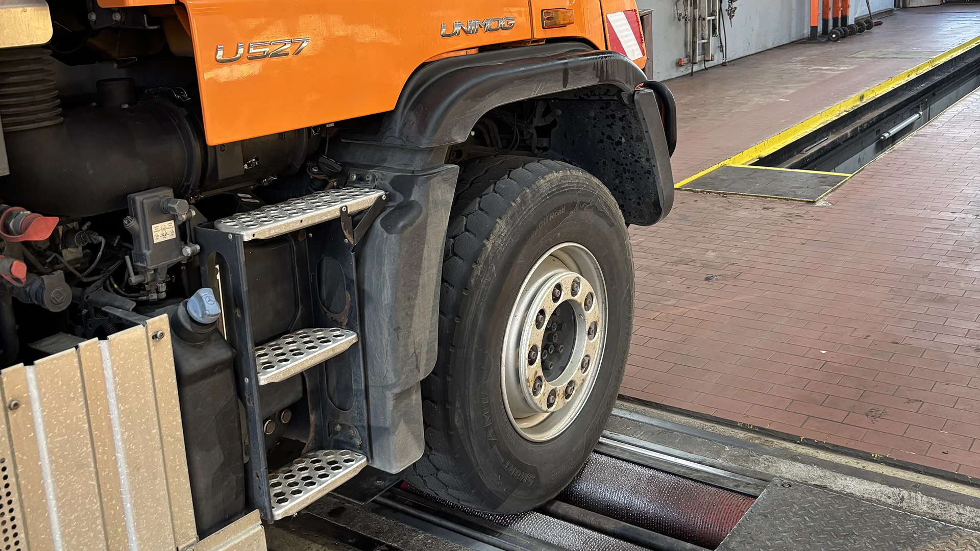 Foto zeigt Unimog auf Bremsenprüfstand