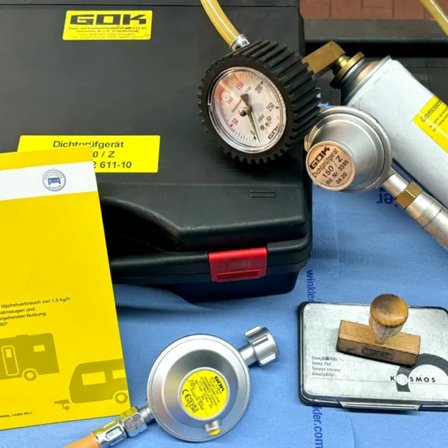 Foto zeigt Sonde und Prüfgerät sowie Prüfbuch für die Gasaprüfung bei Campern