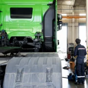 Foto LKWs in Werkstatthalle