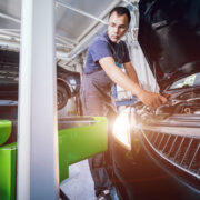 Foto Mitarbeiter bei Lichttest eines Fahrzeugs