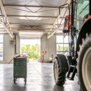 Foto Traktor in Werkstatthalle
