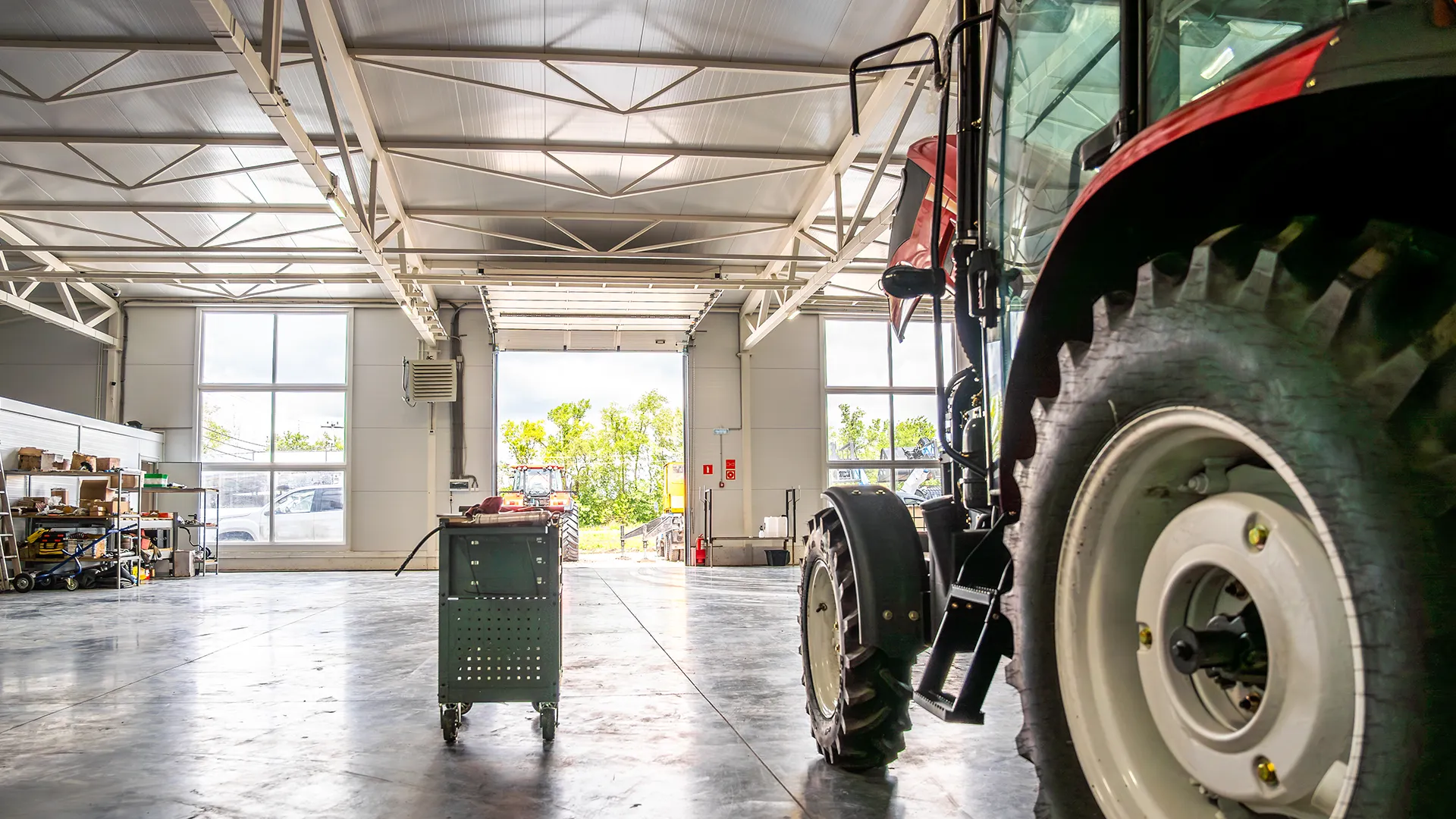 Foto Traktor in Werkstatthalle