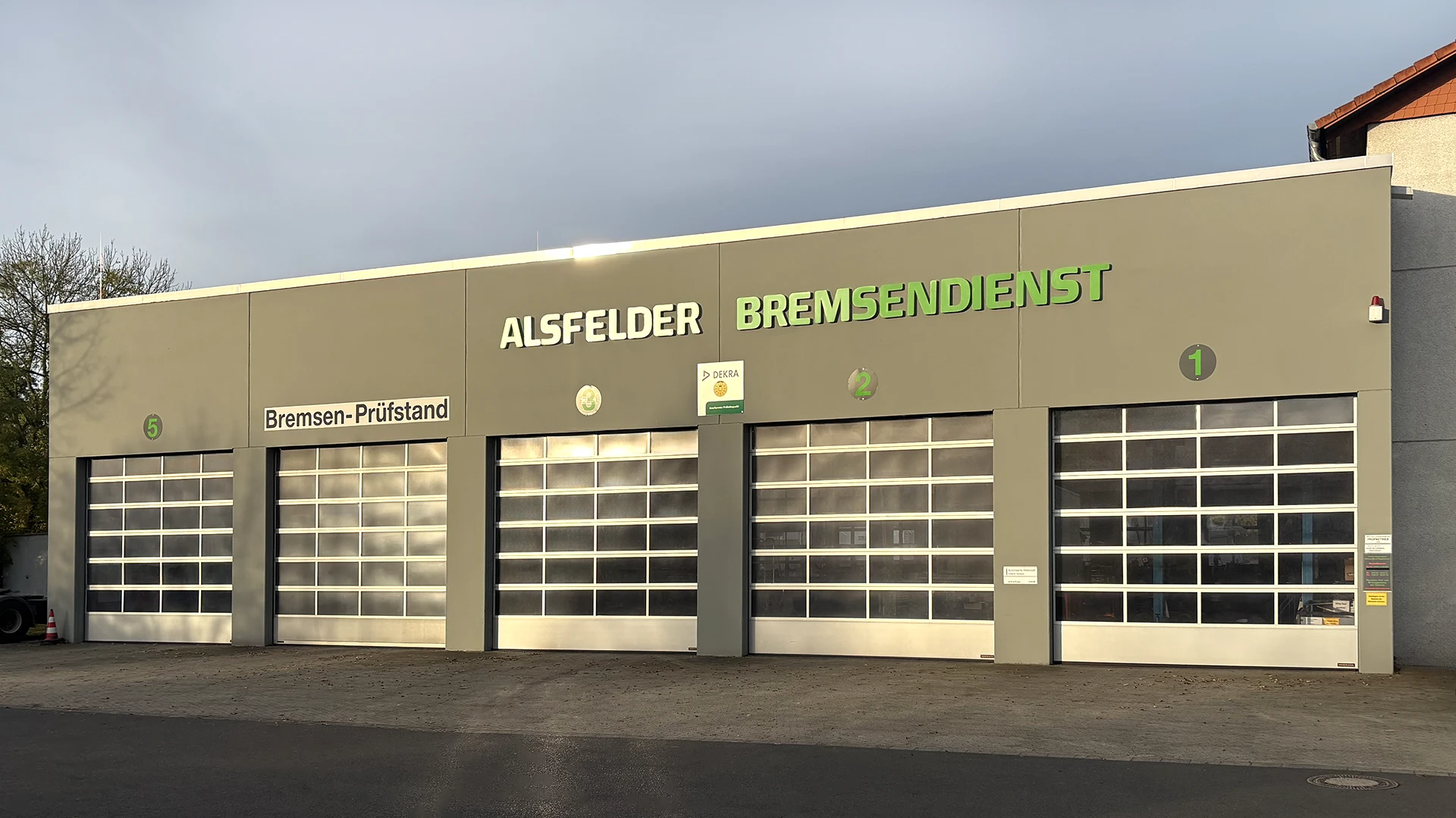 Foto zeigt Werkstatthalle des Fahrzeugservice Riegelmann