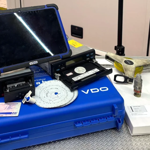 Foto zeigt Prüfgerät von VDO auf Koffer für Fahrtenschreiber-Prüfung