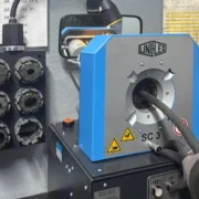 Foto zeigt Maschine zur Herstellung von Hydraulikschläuchen