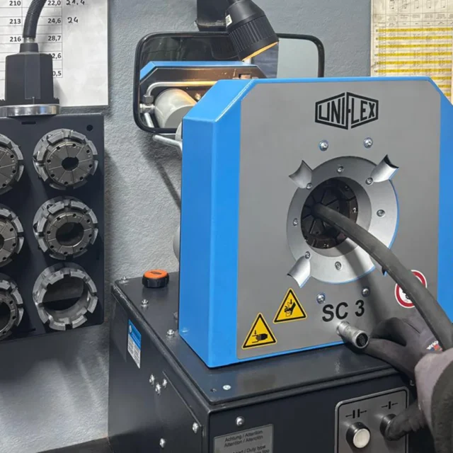 Foto zeigt Maschine zur Herstellung von Hydraulikschläuchen