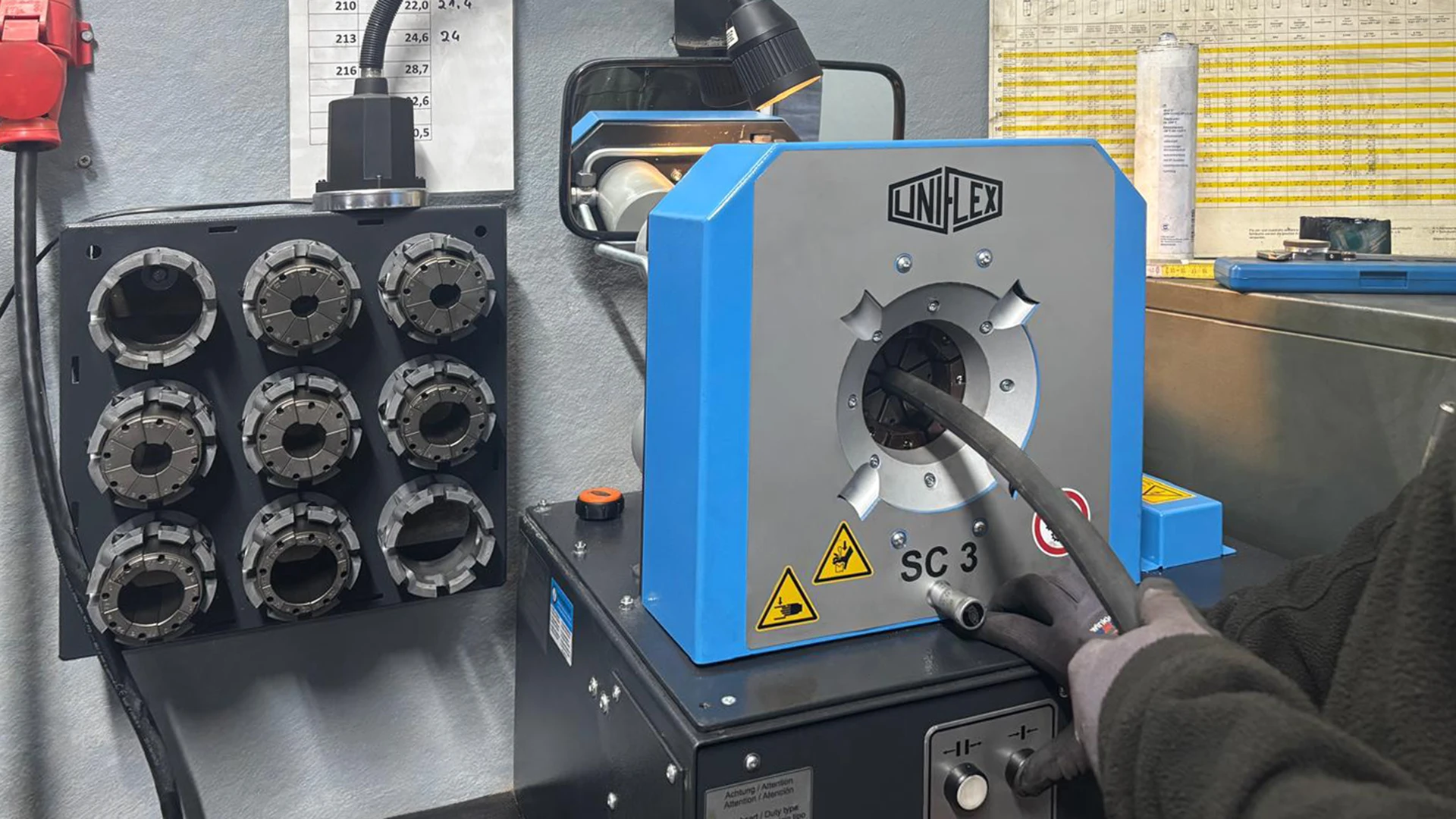 Foto zeigt Maschine zur Herstellung von Hydraulikschläuchen